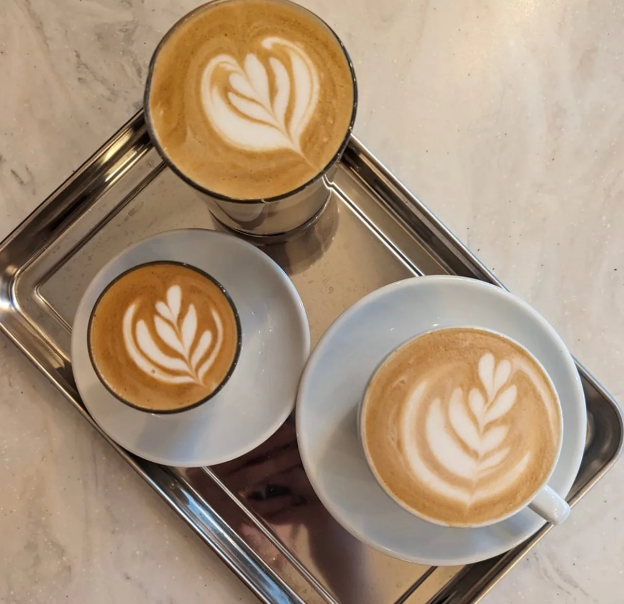 Lattekonst i glas på bricka